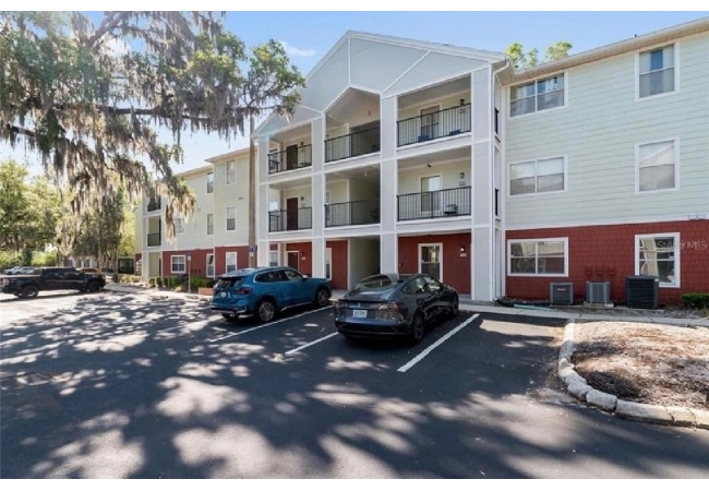 2360 SW ARCHER RD #915 Condo photo 2