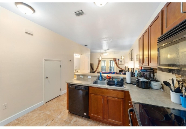 2915 SW 35TH PL #102 Condo photo 5
