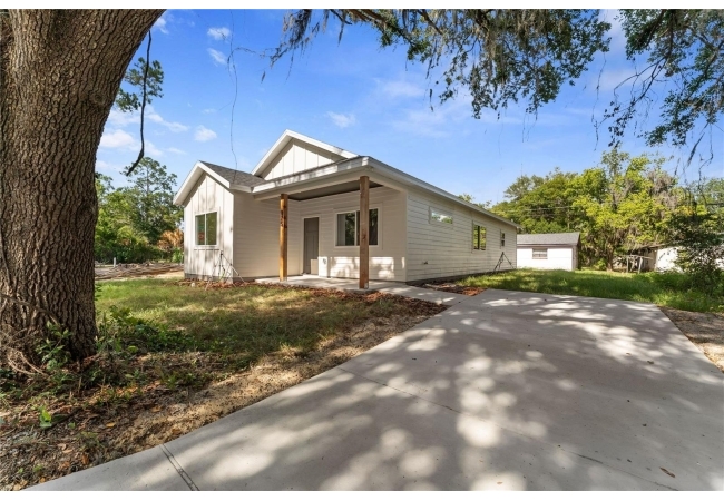 925 NE 17TH DR House photo 2