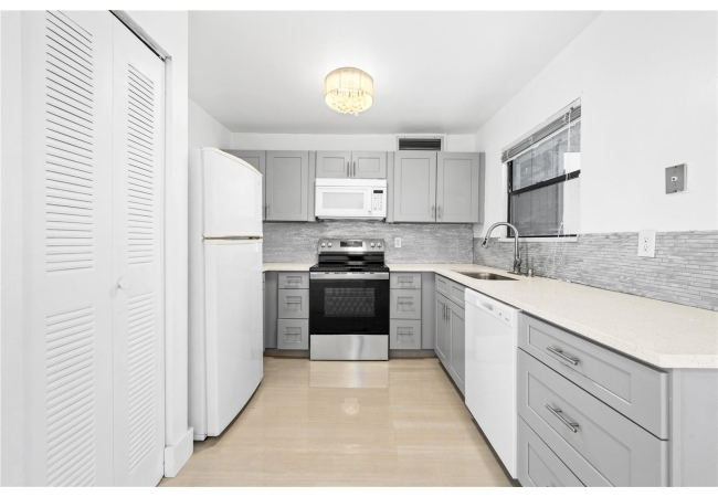 2811 SW ARCHER RD #T157 Condo photo 7