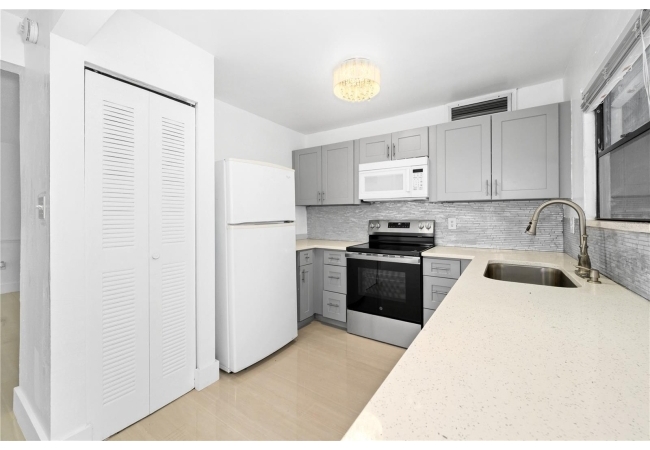 2811 SW ARCHER RD #T157 Condo photo 8