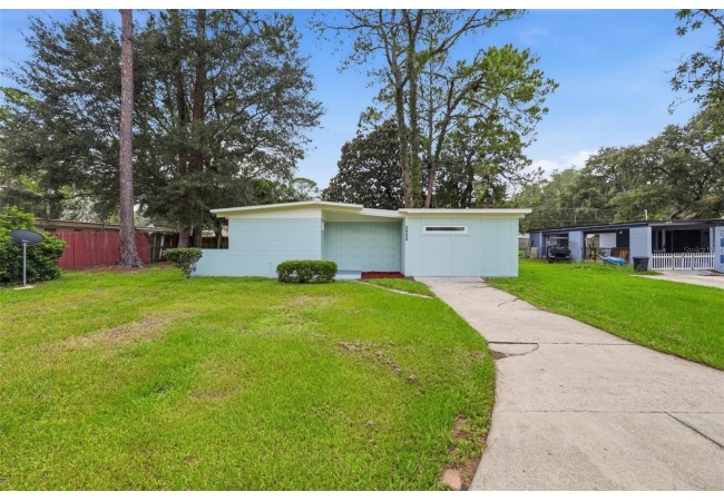 2832 NE 11TH TER House photo 2