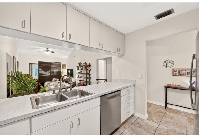 11413 NW 67TH TER Condo photo 3