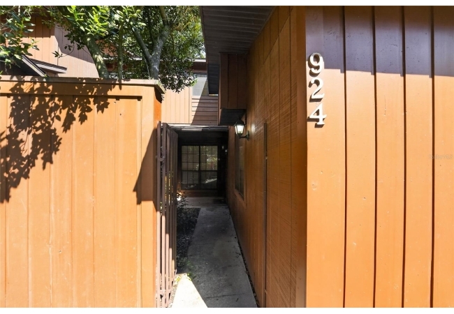 924 SW 57TH DR House photo 6