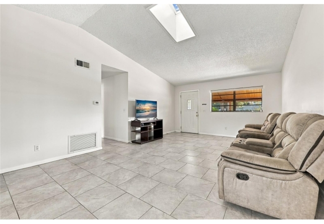 1310 SW 76TH DR House photo 6