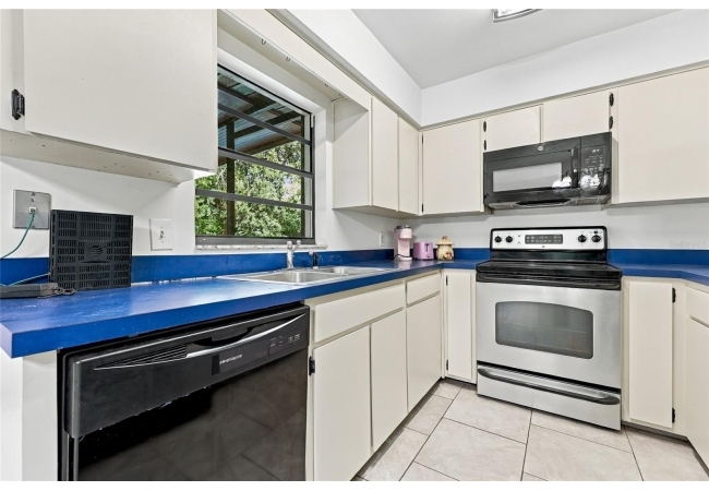 1310 SW 76TH DR House photo 9