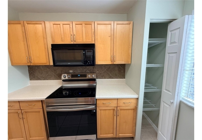 6519 W NEWBERRY RD #305 Condo photo 4
