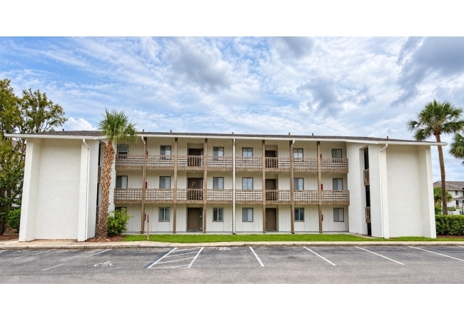6519 W NEWBERRY RD #305 Condo photo 1