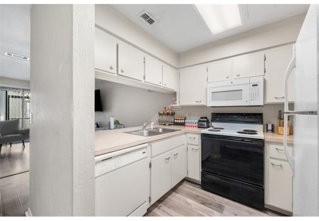 2635 SW 35TH PL #307 Condo photo 5