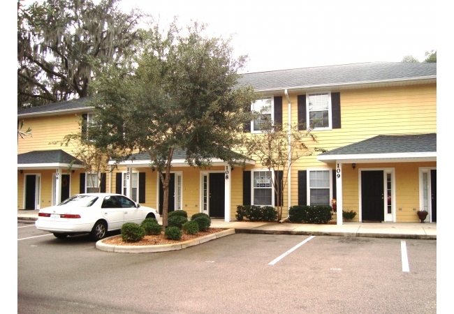 Woodsedge South is a newer construction condo community on several convenient bus routes to UF, Shands, and Butler Plaza.